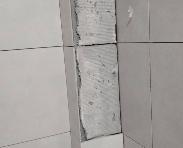乌达瓷砖空鼓维修公司分享下瓷砖施工前基层浇水润湿程度不足，可能导致以下问题