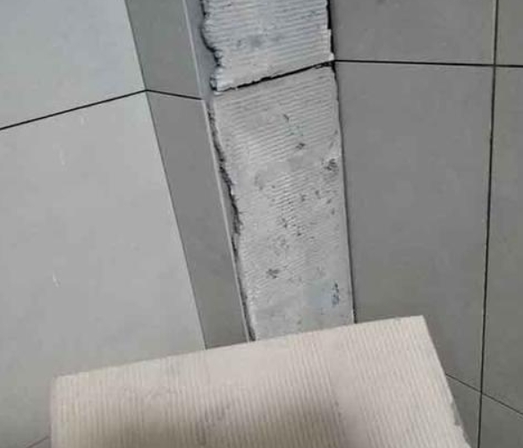 乌达瓷砖空鼓维修公司分享下厨房瓷砖脱落的补救措施。